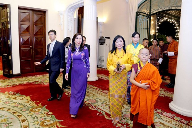 La vicecanciller Le Thi Thu Hang y la reina madre de Bután, Gyalyum Dorji Wangmo Wangchuck. (Fotografía:VNA) La vicecanciller Le Thi Thu Hang y la reina madre de Bután, Gyalyum Dorji Wangmo Wangchuck. (Fotografía:VNA)