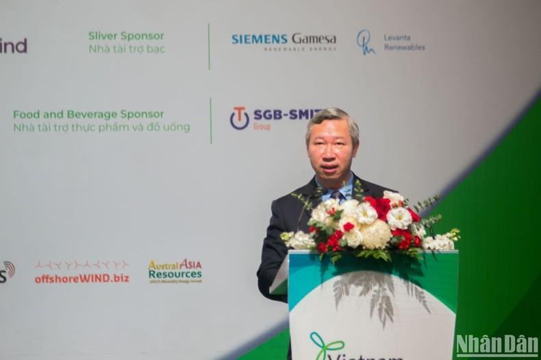 El subjefe del Departamento de Electricidad y Energía Renovable, del Ministerio de Industria y Comercio, Pham Nguyen Hung, habla en el evento. (Fotografía: Nhan Dan) El subjefe del Departamento de Electricidad y Energía Renovable, del Ministerio de Industria y Comercio, Pham Nguyen Hung, habla en el evento. (Fotografía: Nhan Dan)