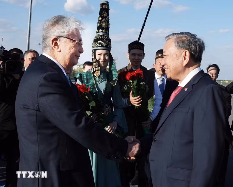 El presidente de Kazajistán, Kassym-Jomart Tokayev, recibe al secretario general del PCV, To Lam, en el Aeropuerto Internacional Nursultan Nazarbayev, en Astaná. (Foto: Thong Nhat/VNA)