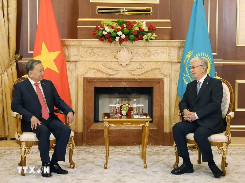 El presidente Kassym-Jomart Tokayev recibe al secretario general del PCV, To Lam. Se trata de la visita de más alto nivel de Vietnam a Kazajistán desde el establecimiento de relaciones diplomáticas en 1992. (Foto: Thong Nhat/VNA)