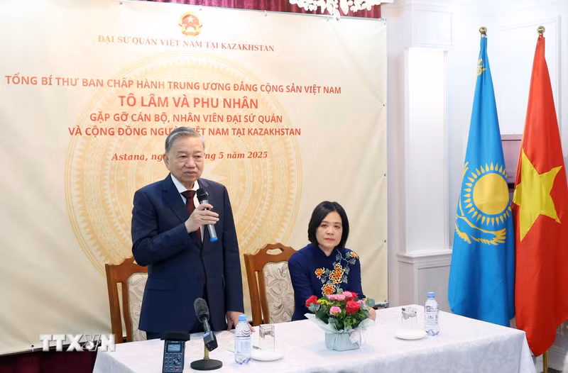 To Lam conversa cordialmente con funcionarios de la Embajada y representantes de la comunidad vietnamita en Kazajistán. (Foto: Thong Nhat/VNA)