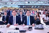 El primer ministro de Vietnam, Pham Minh Chinh (derecha), participa en la sesión de apertura de la UNOC 3 (Foto: VNA)