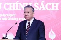 El secretario general del Partido Comunista de Vietnam, To Lam, pronuncia un discurso sobre políticas ante profesores, conferenciantes, investigadores, estudiantes y amigos de Vietnam en la Universidad de Oxford. (Foto: VNA)