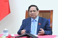 El primer ministro de Vietnam, Pham Minh Chinh, en conversaciones telefónicas con su homólogo tailandés, Anutin Charnvirakul. (Foto: Nhan Dan)