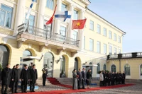 Panorama de la ceremonia de bienvenida al secretario general del Partido Comunista de Vietnam, To Lam, y su esposa, en Finlandia. (Foto: VNA)