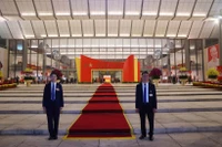 Personal de seguridad realiza sus funciones en el vestíbulo principal del Centro Nacional de Convenciones. (Foto: VNA)