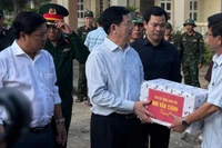 El viceprimer ministro Mai Van Chinh (izquierda) visita la comuna de Xuan Canh para brindar apoyo y entregar obsequios a los residentes afectados por el tifón Kalmaegi (Foto: Nhan Dan)