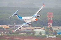 El avión King Air B350 realiza la calibración aérea en el aeropuerto internacional de Long Thanh. (Foto: baodongnai.com.vn)