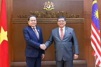 El presidente de la Cámara de Representantes de Malasia, Tan Sri Dato’ Johari bin Abdul, recibe al presidente de la ANV, Tran Thanh Man. (Foto: Doan Tan/VNA)