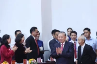 El máximo dirigente partidista asiste a la ceremonia de anuncio de las resoluciones sobre la reorganización administrativa en Ciudad Ho Chi Minh. (Foto: Thong Nhat / VNA)