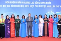El secretario general del Partido Comunista de Vietnam, To Lam, y las delegadas en el acto. (Foto: Nhan Dan)