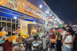 Los turistas disfrutan de los pasteles típicos de Hue durante la Semana de la Comida Tradicional de Hue 2024. (Foto: VNA)