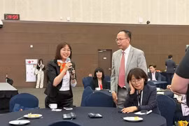 Nguyen Thi Hoa Mai, subdirectora de la Autoridad Nacional de Turismo de Vietnam, participan en el la Cumbre de la Asociación de Turismo de Asia y el Pacífico 2026. (Foto: TITC)