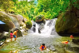 Durante la temporada de lluvias, el agua del arroyo que fluye desde su nacimiento hacia el cauce rocoso atrae a muchos turistas que vienen a bañarse. (Foto: VNA)