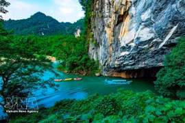 Paisaje exterior de la cueva Phong Nha (Parque Nacional Phong Nha-Ke Bang). (Foto: VNA)