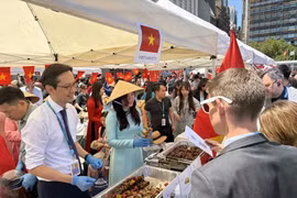 El embajador Do Hung Viet, representante permanente de Vietnam ante las Naciones Unidas y su esposa presentan platos vietnamitas. (Foto: VNA)