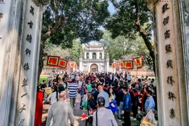 El sitio histórico de Van Mieu - Quoc Tu Giam (Templo de la Literatura) es siempre un punto de gran atracción para los visitantes al comienzo de la primavera. (Foto: VNA)