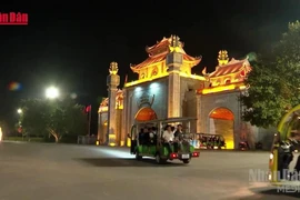 [Vídeo] Espectacular tour nocturno en homenaje a los fundadores de la nación vietnamita