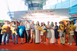 Visitantes son recibidos con flores, obsequios y presentaciones artísticas tradicionales de Vietnam. (Foto: danang.gov.vn)