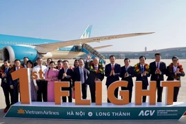El primer vuelo de pasajeros de Vietnam Airlines a Long Thanh transporta al viceprimer ministro Nguyen Hoa Binh (sexto desde la derecha) y casi 100 pasajeros. (Foto: VNA)
