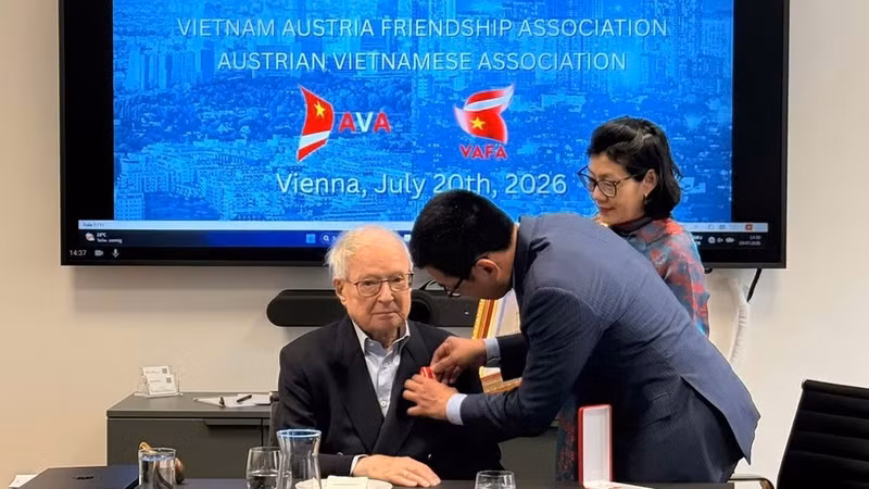 El embajador de Vietnam en Austria, Vu Le Thai Hoang, autorizado por el Presidente de la República, entrega la Orden de la Amistad a Peter Jankowitsch y a la Sociedad Austria-Vietnam. (Foto: Nhan Dan)