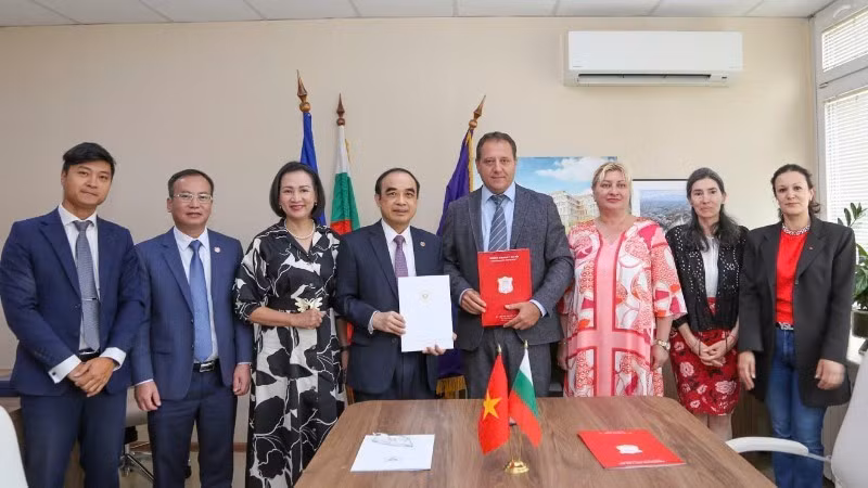 Los profesores Nguyen Huu Tu, rector de la Universidad de Medicina de Hanói, y Boycho Landjov, rector de la Universidad Médica de Sofía, firman un Memorando de Entendimiento. (Foto: Embajada de Vietnam en Bulgaria)