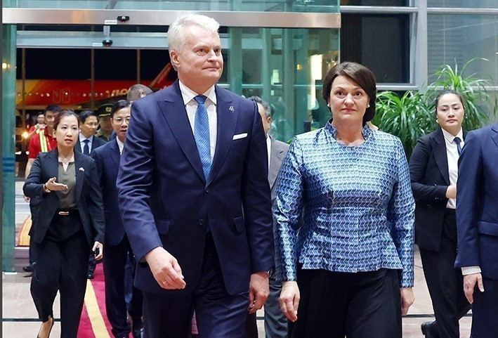 El presidente de Lituania, Gitanas Nausėda, y su esposa llegan a Hanói, iniciando su visita oficial a Vietnam. (Foto: VNA)