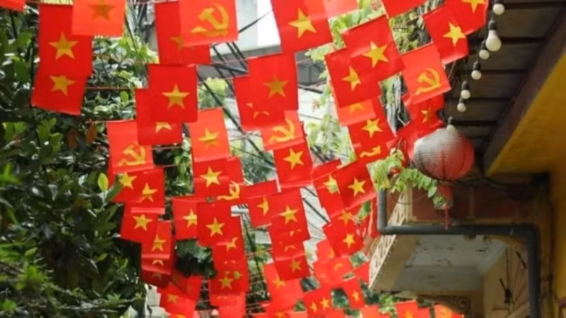 Las calles de la capital de Hanói se tiñen de rojo brillante con la bandera nacional con motivo del Día Nacional del 2 de septiembre. (Foto: Quoc Khanh/VNA)