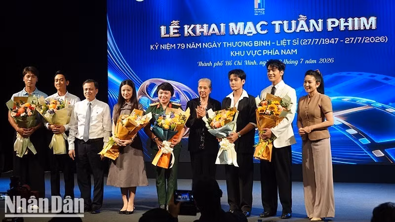 Entrega de flores al equipo de realización de la película Lluvia Roja. (Foto: Linh Bao)