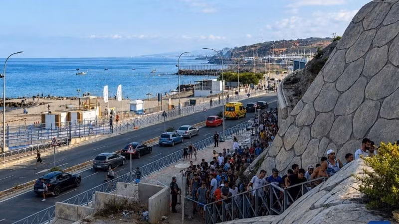 Migrantes cruzan la frontera de Ceuta, enclave español en el norte de África, el 30 de julio de 2026. (Foto: Xinhua)