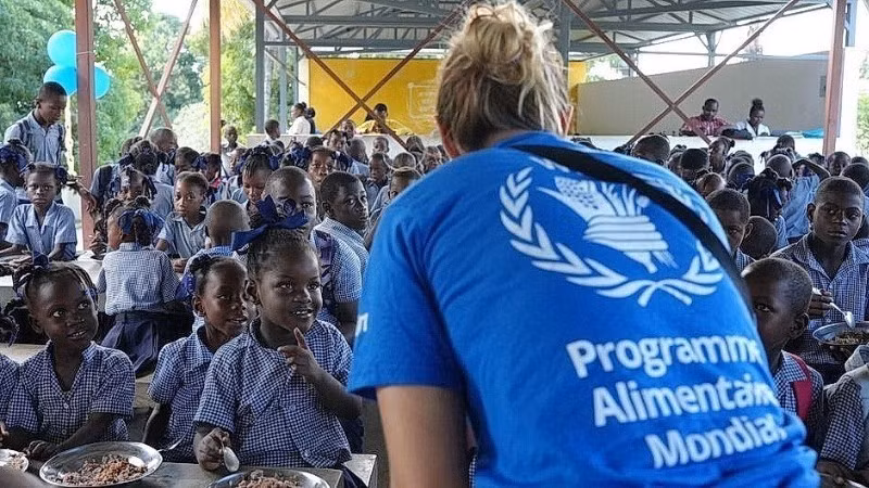 Niños en Haití reciben comidas escolares a través del Programa Mundial de Alimentos de las Naciones Unidas. (Foto: VNA)