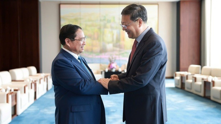 El primer ministro de Vietnam, Pham Minh Chinh (izquierda) y Chen Jining, secretario de su Comité partidista en Shanghái (Foto: VGP)
