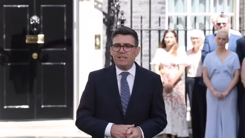El nuevo primer ministro británico, Andy Burnham, pronuncia su primer discurso frente al número 10 de la calle Downing, en Londres, el 20 de julio de 2026. (Foto: VNA)