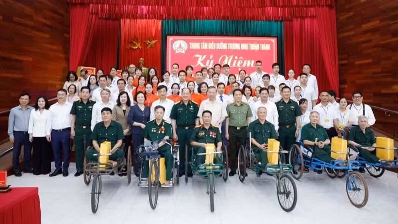 El secretario general del Partido Comunista y presidente de Vietnam, To Lam, junto con representantes y veteranos de guerra en el Centro de Rehabilitación para Inválidos de Guerra de Thuan Thanh. (Foto: VNA)