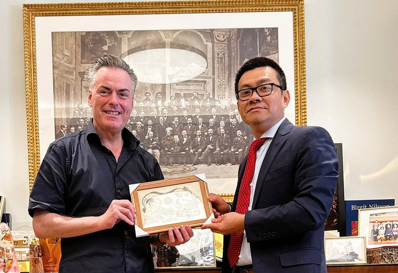 El embajador vietnamita en Austria, Vu Le Thai Hoang y Daniel Froschauer, presidente de la Orquesta Filarmónica de Viena (Foto: Embajada de Vietnam en Austria)