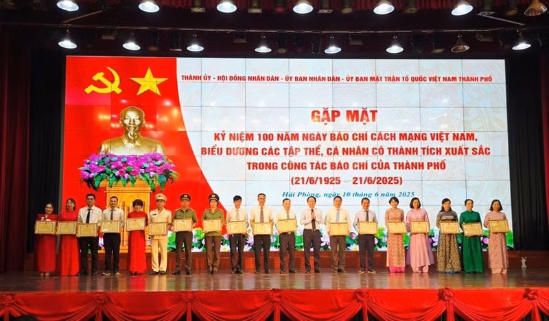 Se entregan diplomas de reconocimiento a 44 colectivos y individuos por sus destacados aportes a la labor periodística. 