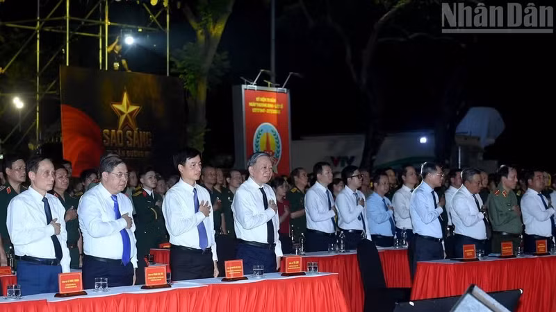 El secretario general del Partido Comunista y presidente de Vietnam, To Lam, el primer ministro Le Minh Hung y otros dirigentes, asisten al programa de televisión “Sao sang dan duong” (Estrellas brillantes que guían el camino), en Hanói. (Foto: Nhan Dan)