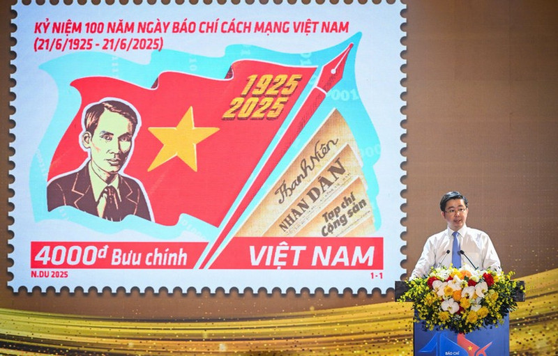 Bui Hoang Phuong, viceministro vietnamita de Ciencia y Tecnología, presenta la colección de sellos (Foto: THANH DAT)