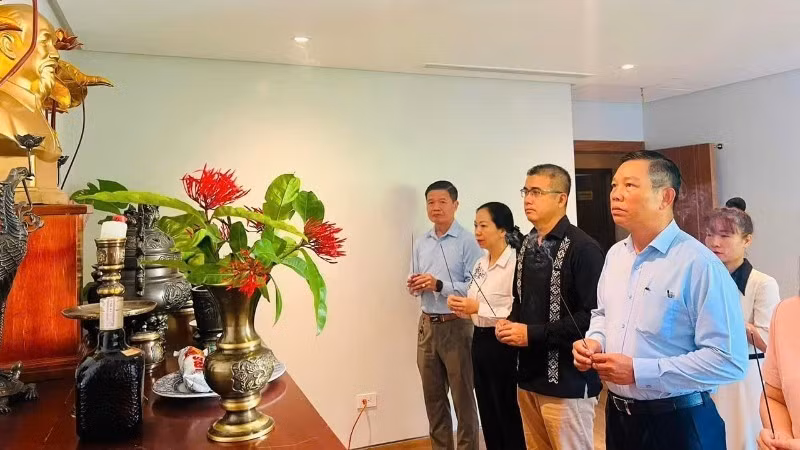 El personal de la representación diplomática de Vietnam ofrece flores e incienso en el Espacio Ho Chi Minh. (Foto: Embajada de Vietnam en Venezuela)