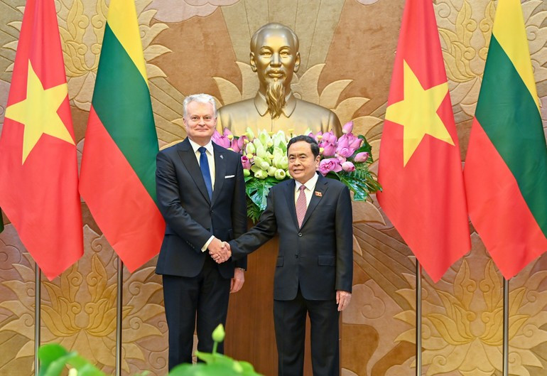 El presidente de Lituania, Gitanas Nausėda (izquierda), y el titular de la Asamblea Nacional de Vietnam, Tran Thanh Man (Foto: Nhan Dan)