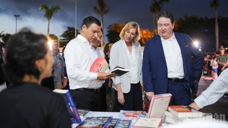 El embajador de Estados Unidos en Vietnam, Marc E. Knapper, y funcionarios de la ciudad de Da Nang en el evento. (Foto: Nhan Dan)