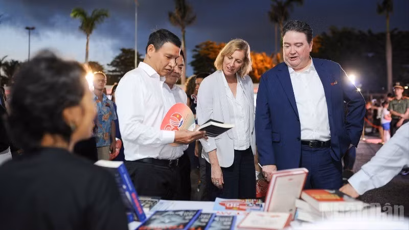 El embajador de Estados Unidos en Vietnam, Marc E. Knapper, y funcionarios de la ciudad de Da Nang en el evento. (Foto: Nhan Dan)