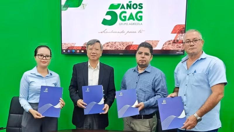 El embajador de Vietnam en Cuba, Le Quang Long (segundo desde la izquierda), asiste a la ceremonia de entrega del primer lote de arroz producido por el Grupo Thai Binh. (Foto: Embajada de Vietnam en Cuba)