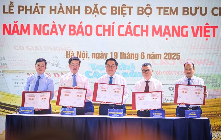 Los delegados realizan la ceremonia de firma de la emisión del sello. (Foto: THANH DAT)