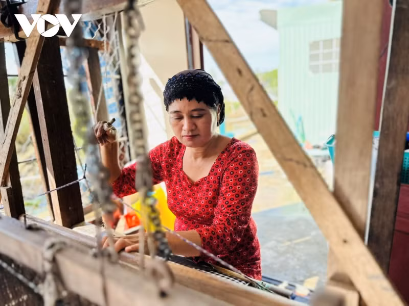 El oficio también proporciona medios de vida a la población local, principalmente a las mujeres, que obtienen unos ingresos promedio diarios de entre 150 mil y 200 mil dongs vietnamitas (entre seis y ocho dólares), lo que contribuye a reducir la pobreza y fortalecer la cohesión comunitaria.