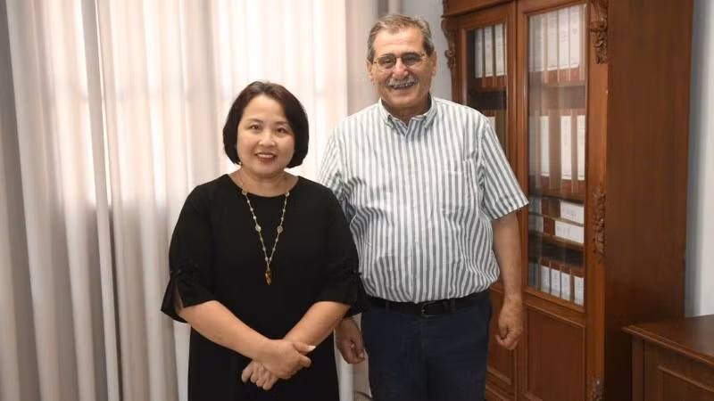 La embajadora de Vietnam en Grecia, Pham Thi Thu Huong, se reúne con el alcalde de Patras, Kostas Peletidis. (Foto: Embajada de Vietnam en Grecia)