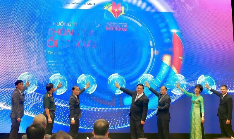 Nguyen Trong Nghia, miembro del Buró Político y del Secretariado del Comité Central del PCV, jefe de la Comisión de Propaganda y Movilización de Masas de ese comité y titular del Comité Directivo Central para Información al Exterior, y otros altos funcionarios presionan el botón protocolario para lanzar el galardón. (Fotografía: Nhan Dan)