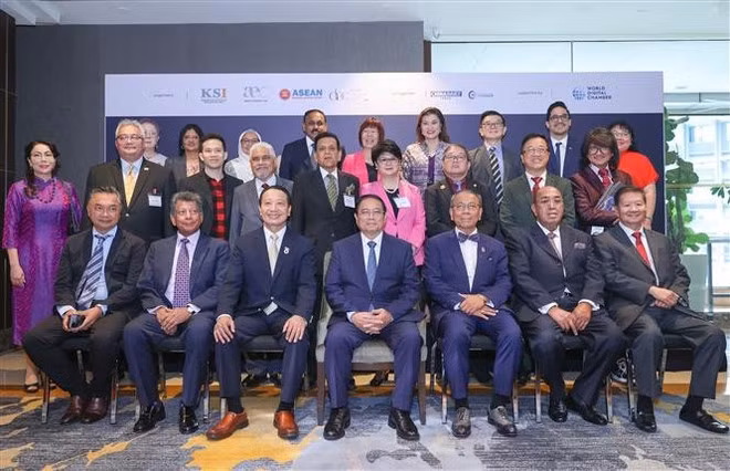 El primer ministro de Vietnam, Pham Minh Chinh (centro de primera fila) toma una foto con los delegados del evento (Foto: VNA)