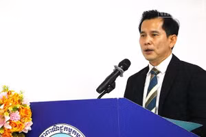 El vicepresidente de la Cámara de Comercio de Camboya, Tan Monivann, habla en la cita. (Foto: Nhan Dan)