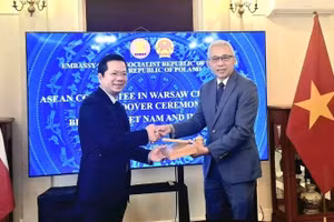 El embajador Ha Hoang Hai entrega la presidencia rotativa a la embajada de Indonesia en Polonia. (Foto: Embajada de Vietnam en Polonia)